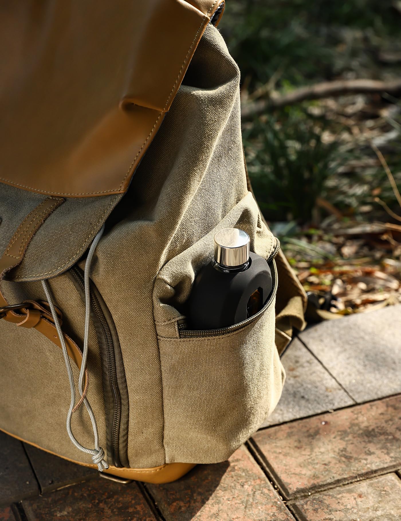 Delove Modern Glass Hip Flask with Silicone Sleeve